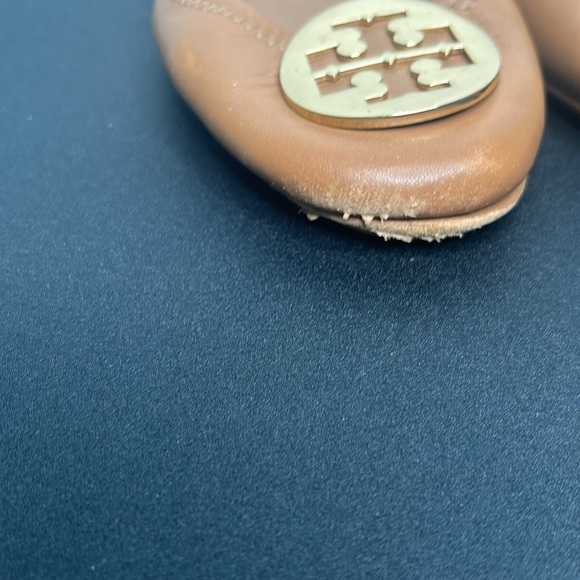 Tori Burch brown flats size 9.5 with gold emblem - Picture 3 of 6
